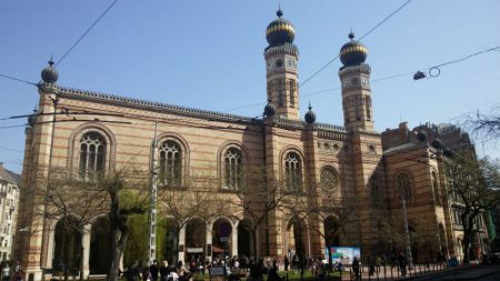 https://commons.wikimedia.org/wiki/File%3ADohany_street_Synagogue_and_the_Hungarian_Jewish_Museum_Budapest_April_2016.jpg By 2jaipm (Own work) [CC BY-SA 4.0 (https://creativecommons.org/licenses/by-sa/4.0)], via Wikimedia Commons
